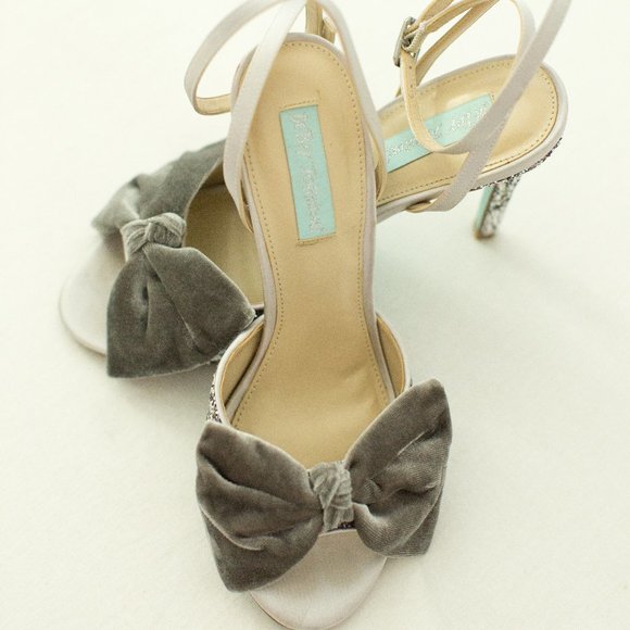 Jilly: Betsy Johnson Glitter & Bowed Heels, Silver Grey - Picture 2 of 14